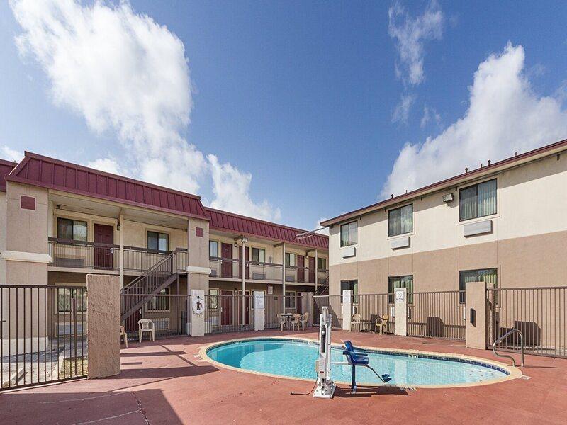 Super 8 By Wyndham New Braunfels I-35 Hotel Ngoại thất bức ảnh